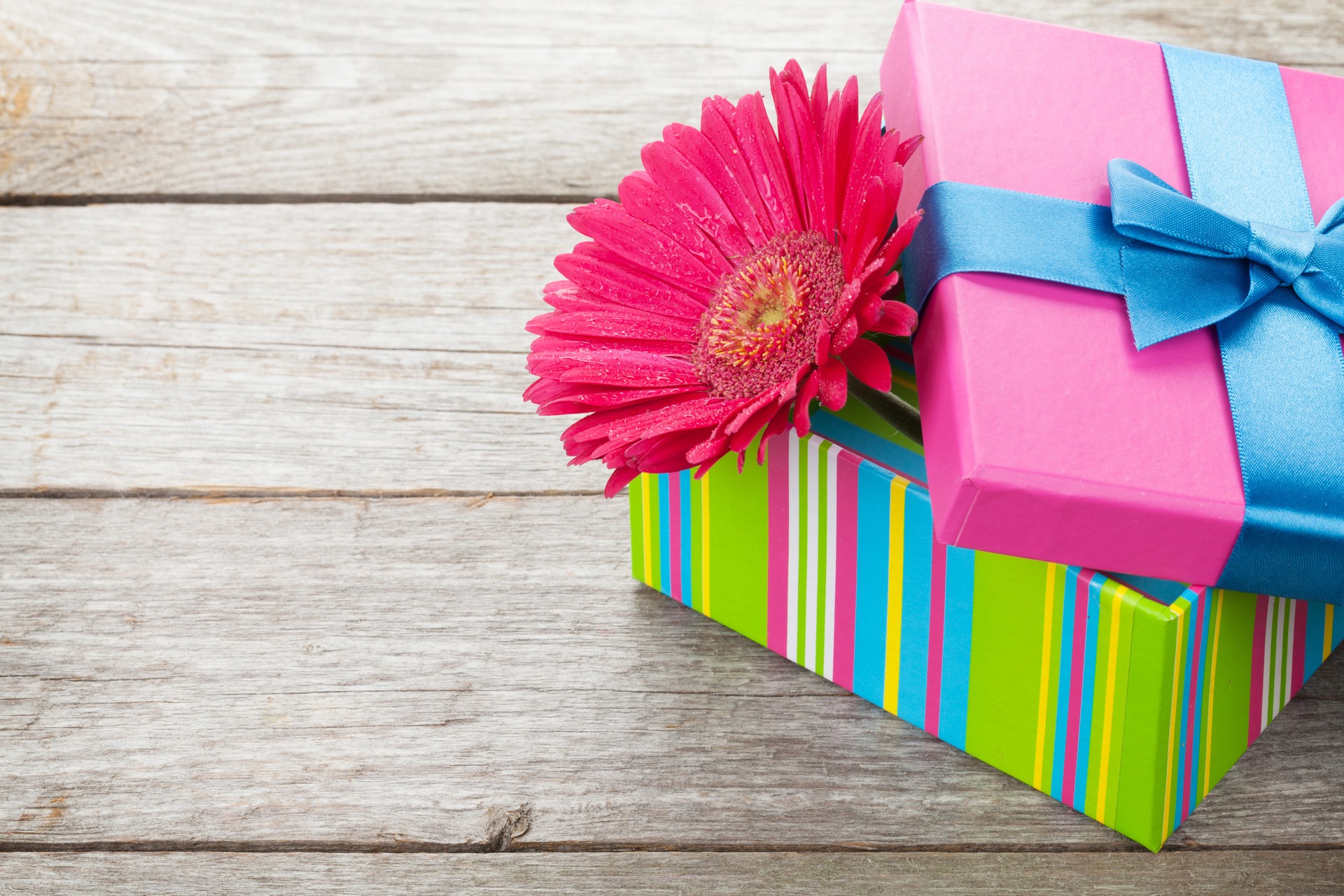 Geschenk-auf-dem Tisch