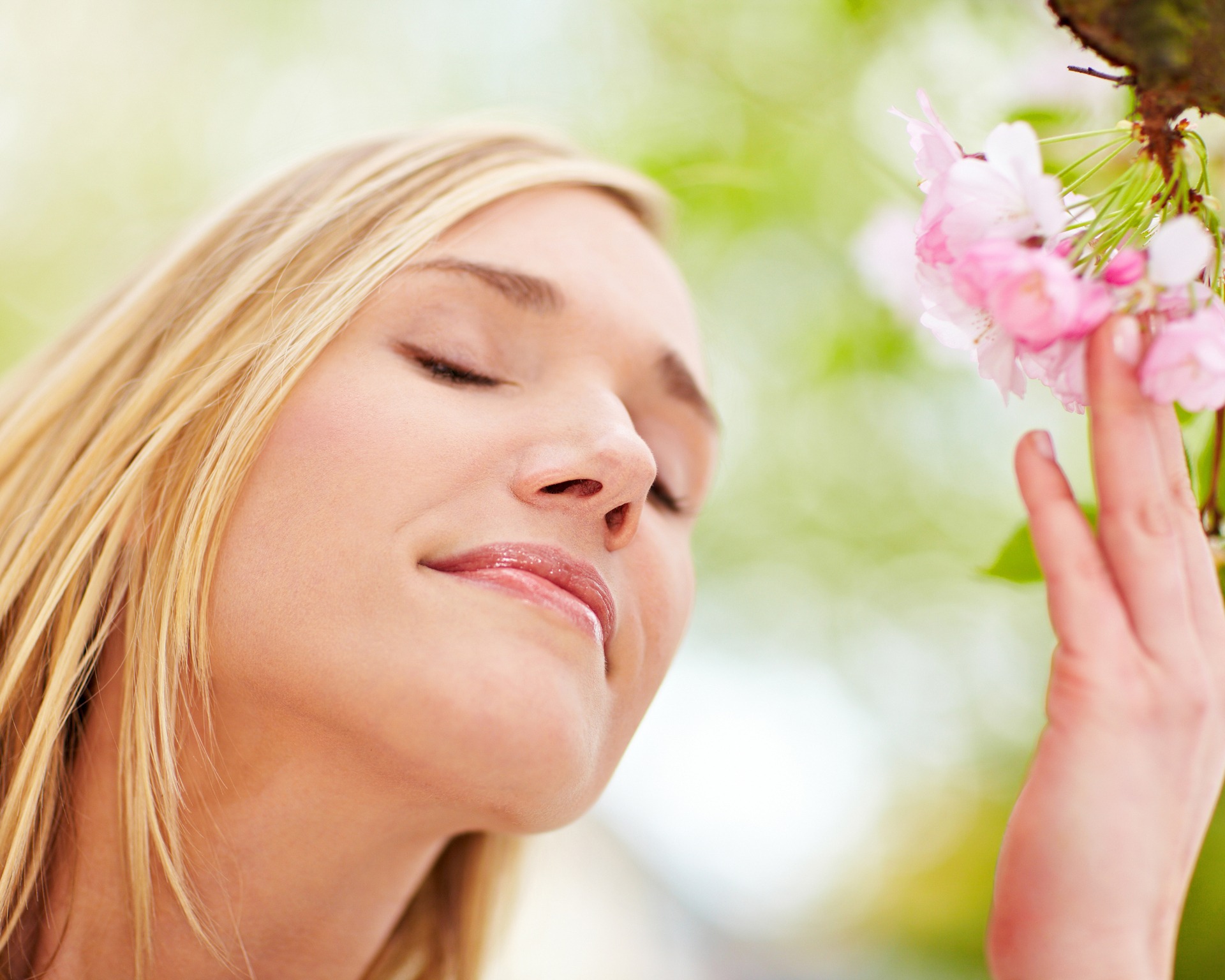 Frau entspannt durch Blütenduft